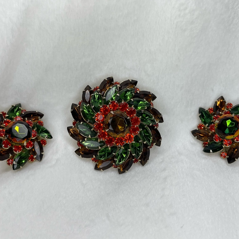 Vintage Floral Crystal Brooch - Picture 5 of 9